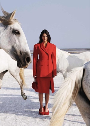 Одеться как огненная лошадь: как символ китайского нового года вошел в моду