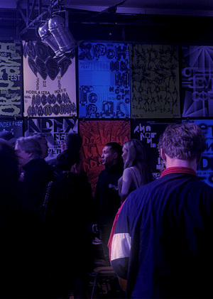 развеска плакатов к концерту index fest