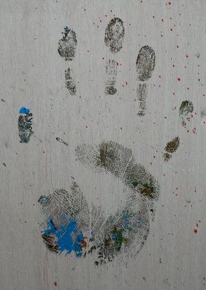 История в стенах