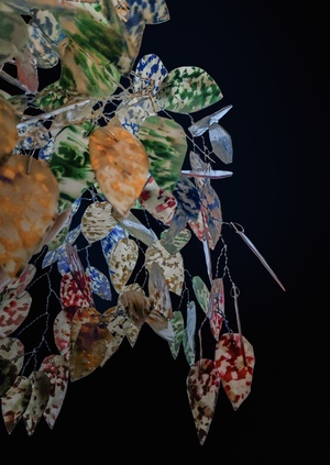 Пластиковый цветок