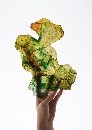 «Synthesis» — инсталляция из переработанного пластика