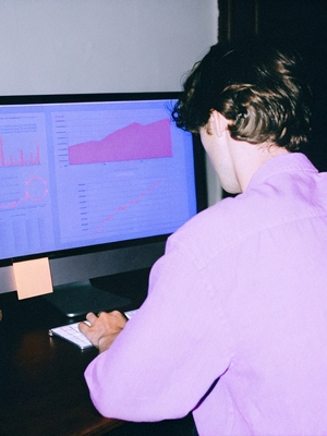 Анализ распределения заработных плат на рынке IT по профессиональным ролям