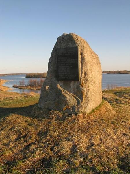 Мемориальный камень в память русским художникам. Из поколения в поколение