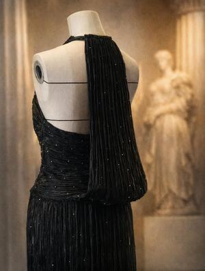 Mary McFadden. Житель Афин. Объектный анализ