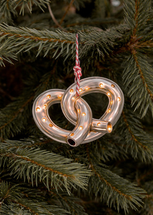 Металлический крендель или как не навредить елочной игрушке