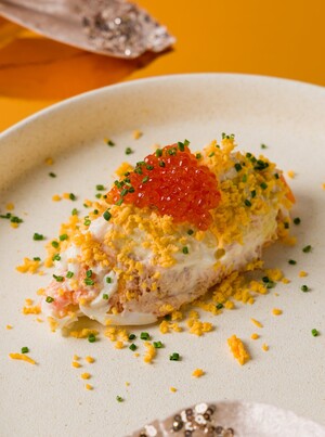 Салат "Мимоза": три эффектных рецепта от московских шеф-поваров