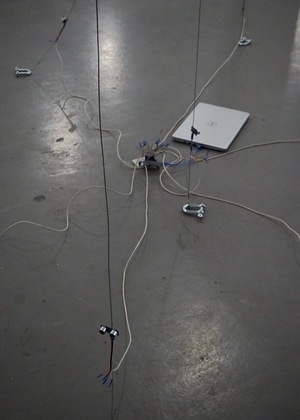 Координата x: техническая реализация инсталляции.