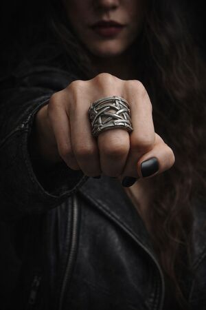 Дизайн колец для сильных женщин