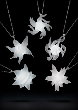 Искры творчества: серия кулонов−талисманов