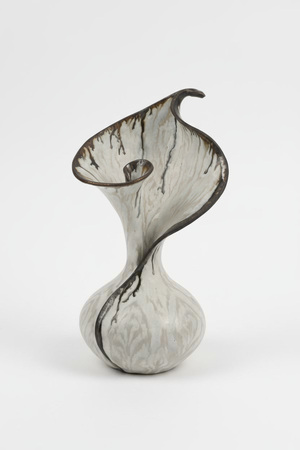 Создание серии фигурных ваз инструментами ИИ