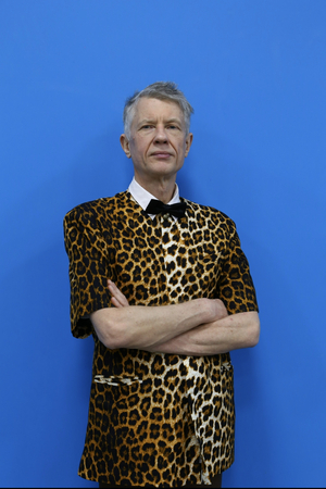 Человек у стены