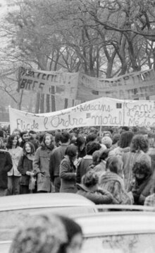 «От баррикад до стрит-арта: эволюция визуального языка европейского протеста «От баррикад до стрит-арта: эволюция визуального языка европейского протеста