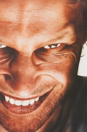 Хоррор клипы Aphex Twin: как мелодия шумов создает индустриальные ужасы