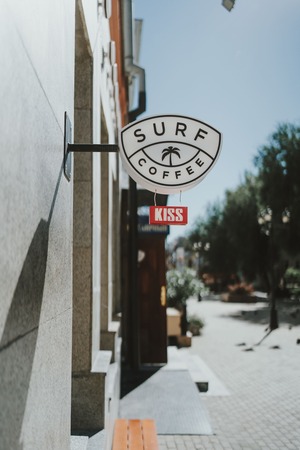С МОРЯ ПО ЗЕРНЫШКУ: аудиобрендинг для сети кофеен Surf Coffee