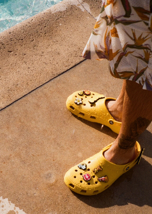 Crocs: из уродливых сандалей в любимую пару обуви модников