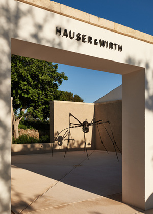 От галереи к институции: эволюция визуальной коммуникации Hauser & Wirth