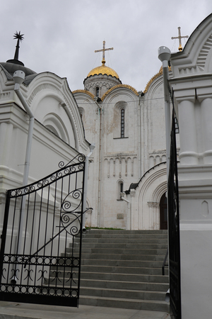В открытые двери