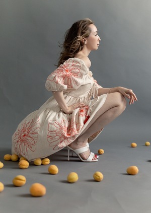 LADY WITH APRICOTS