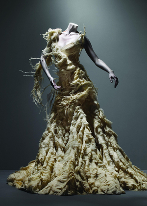 ДНК и позиционирование бренда Alexander McQueen в эпоху Александра Маккуина
