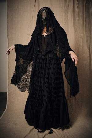 Maja in black 
