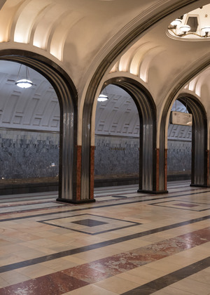 В центре зала