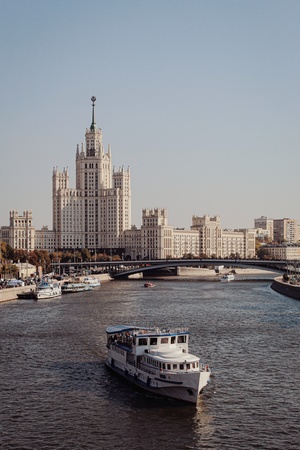 "Москва слезам не верила, а верила любви"...