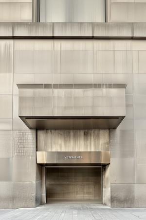 Витрины “VETEMENTS” 