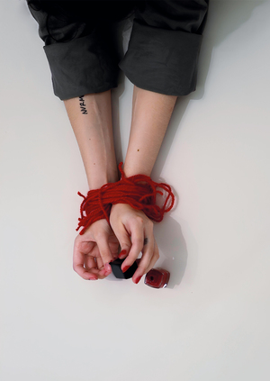 Красной нитью