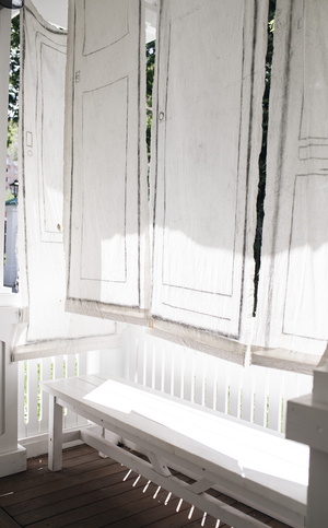 «За закрытыми дверями»