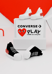 Витрина бренда COMME DES GARCONS PLAY Витрина бренда COMME DES GARCONS PLAY