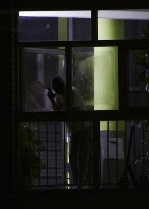 Человек смотрящий