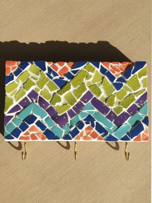 Keyholder-hanger made from crashed pottery