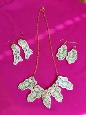 Set of jewelry from a broken plate