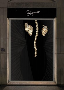 Витрина бренда Schiaparelli.