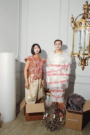 Люди как вазы  в антикварной лавке