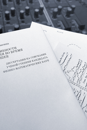 Вариации интенсивности КНЧ-ОНЧ излучения во время солнечных вспышек